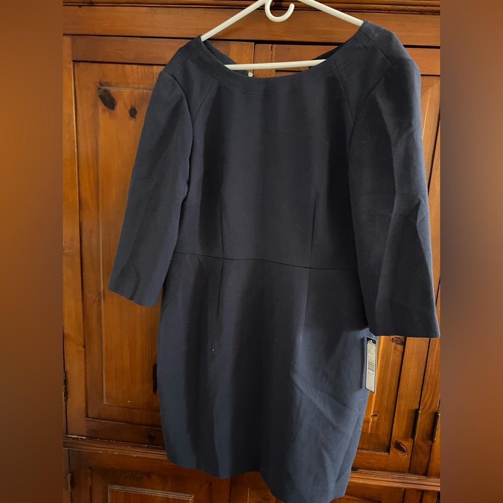 This beautiful Tahari navy blue (midnight) dress is perfect for any occasion.